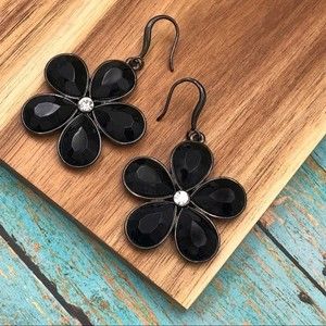 🌼 Black Daisy Flower Dangle Earrings